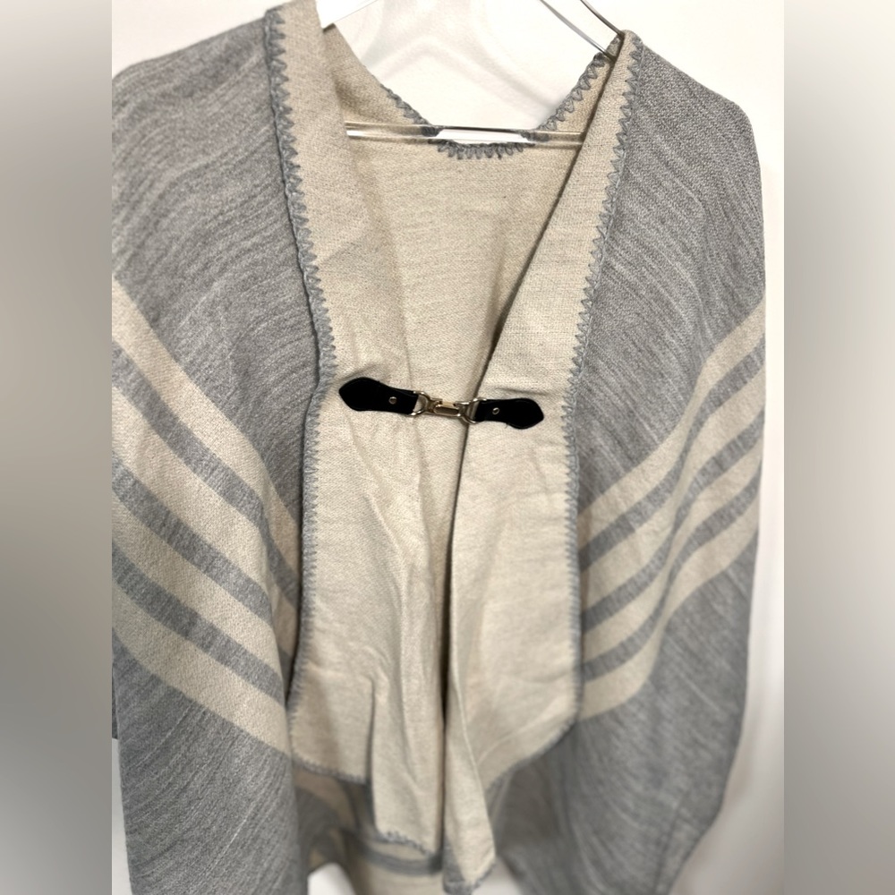 New with tag RW&CO Two Tone Cape with buckle OS one size - Picture 2 of 5